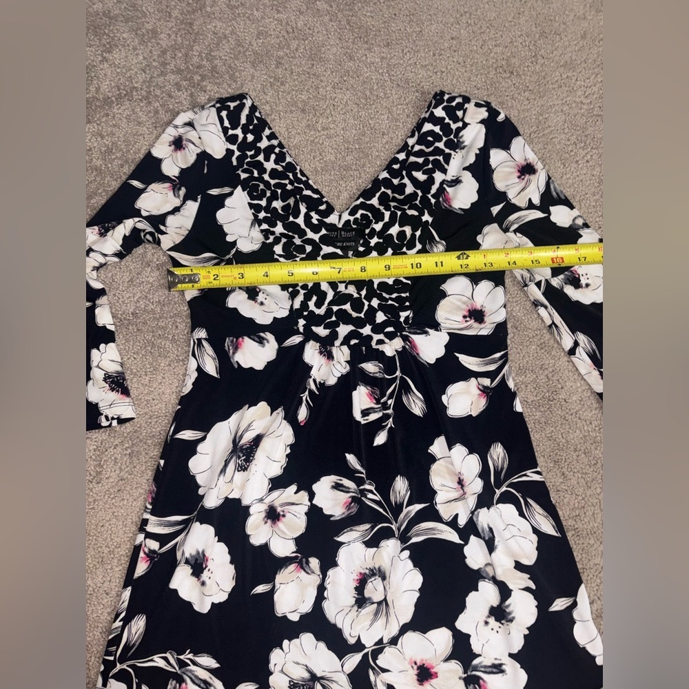 White House Black Market Top
Womens Black Double V Neck Floral
Blouse Size XXS - Picture 5 of 11